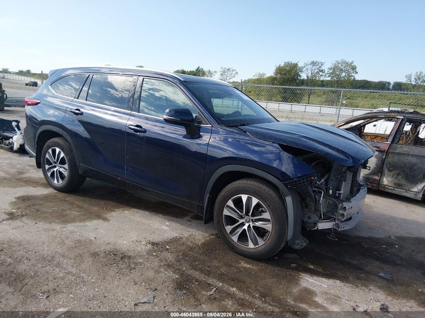 2022 TOYOTA HIGHLANDER XLE | 5TDHZRBH1NS566589 | UPCARS