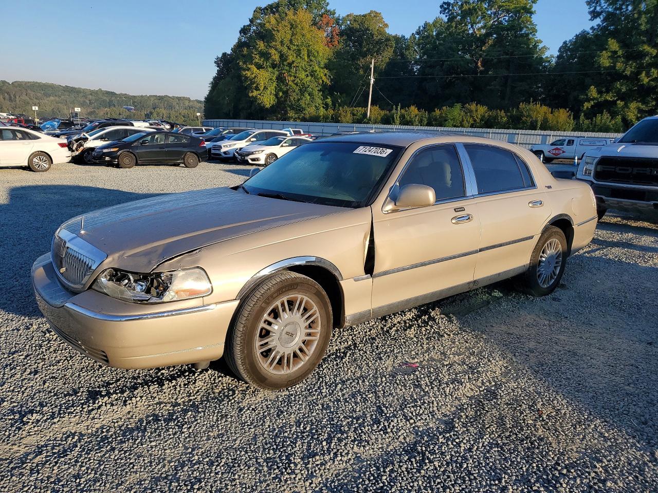 2008 LINCOLN TOWNCAR SIGNATURE LIMITED | 2LNHM82W98X658738 | UPCARS