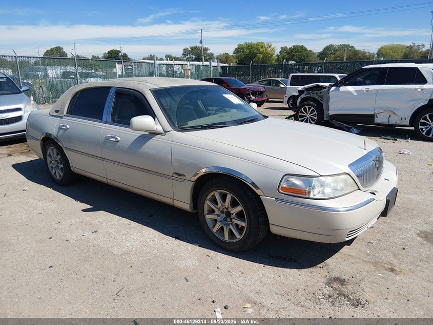 2005 LINCOLN TOWN CAR SIGNATURE | 1LNHM81WX5Y634512 | UPCARS