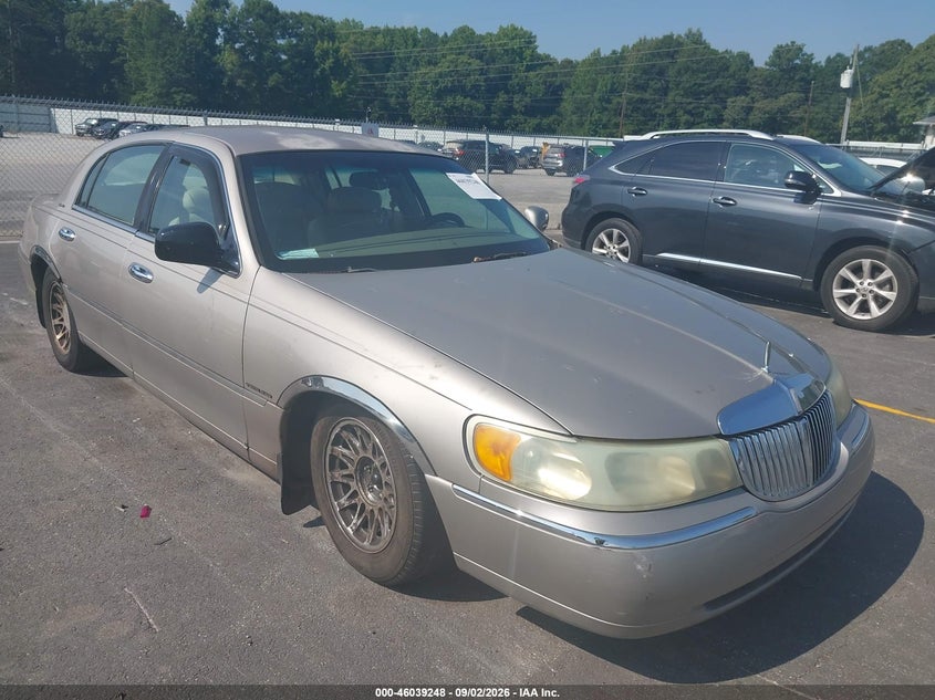 2001 LINCOLN TOWN CAR SIGNATURE | 1LNHM82W31Y732922 | UPCARS