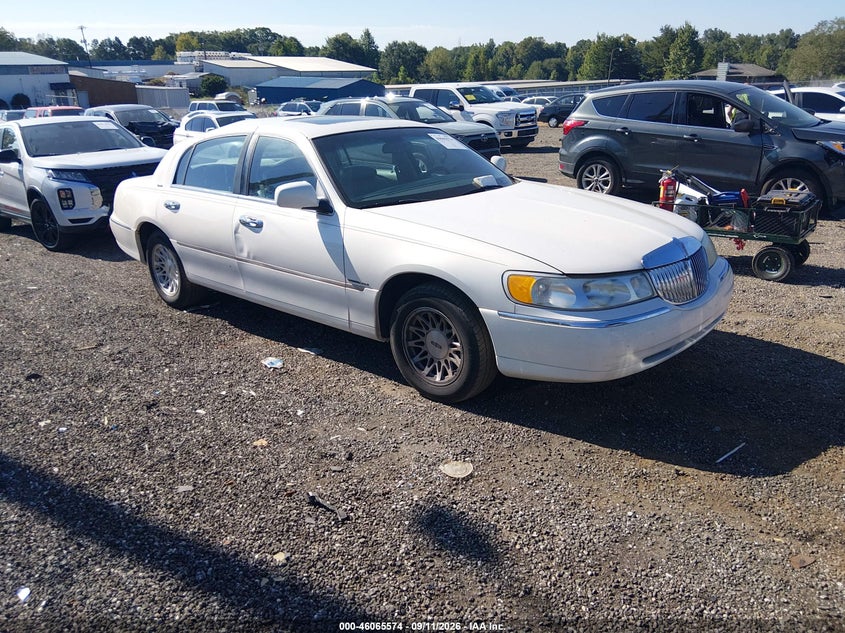1999 LINCOLN TOWN CAR SIGNATURE | 1LNHM82W2XY621769 | UPCARS