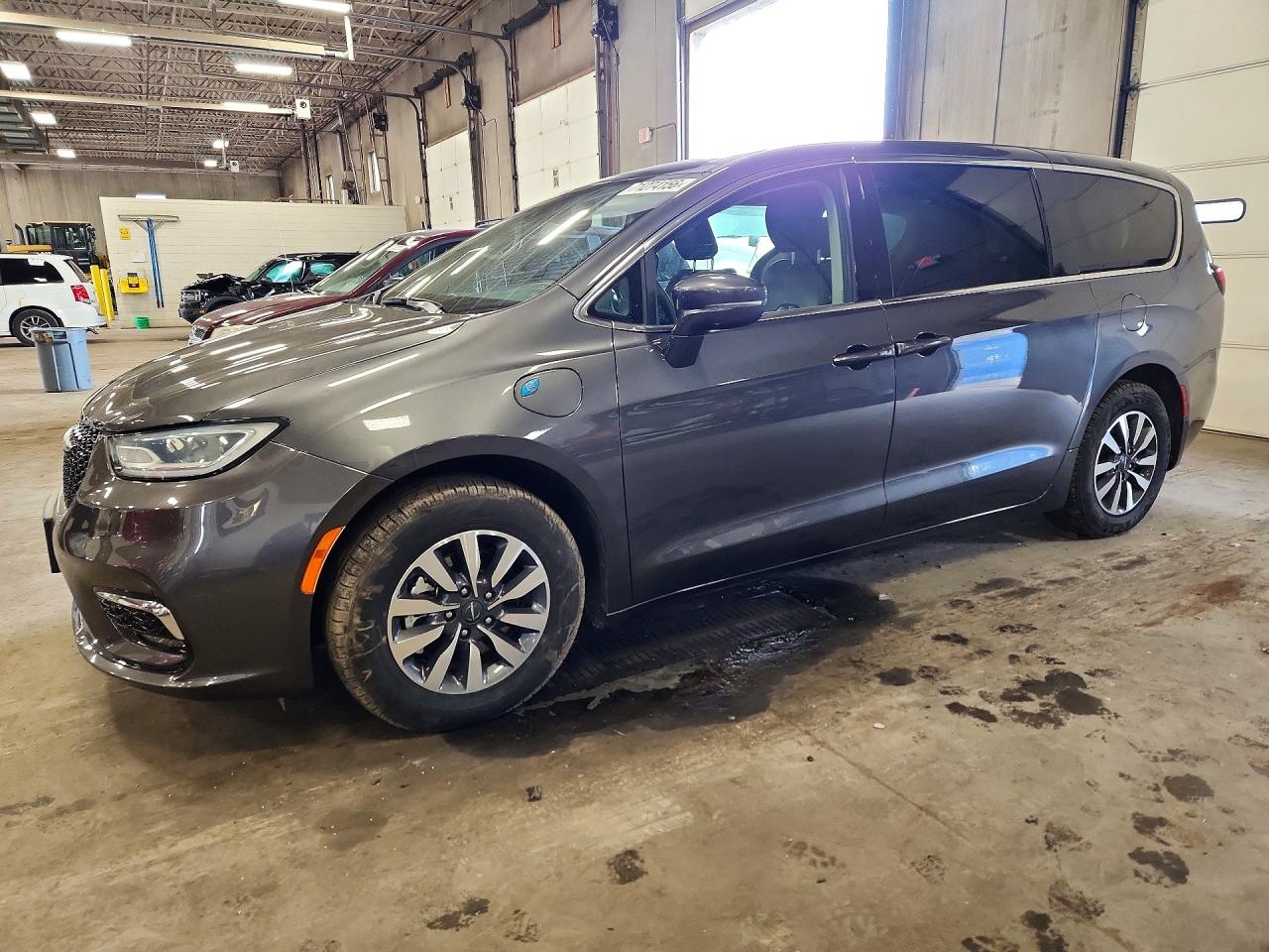 2022 CHRYSLER PACIFICA HYBRID TOURING L | 2C4RC1L79NR238729 | UPCARS
