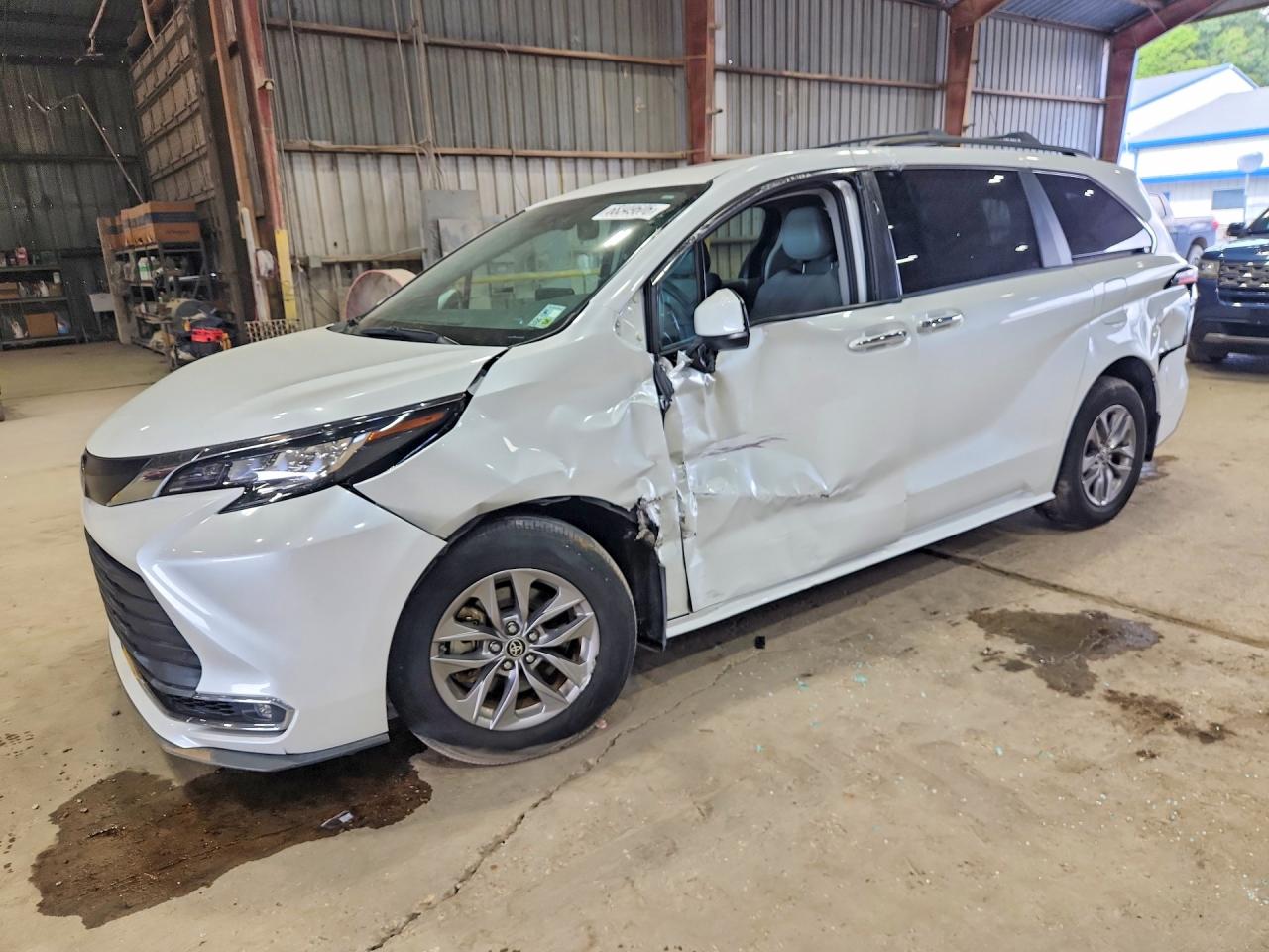 2022 TOYOTA SIENNA XLE | 5TDYRKEC0NS105794 | UPCARS