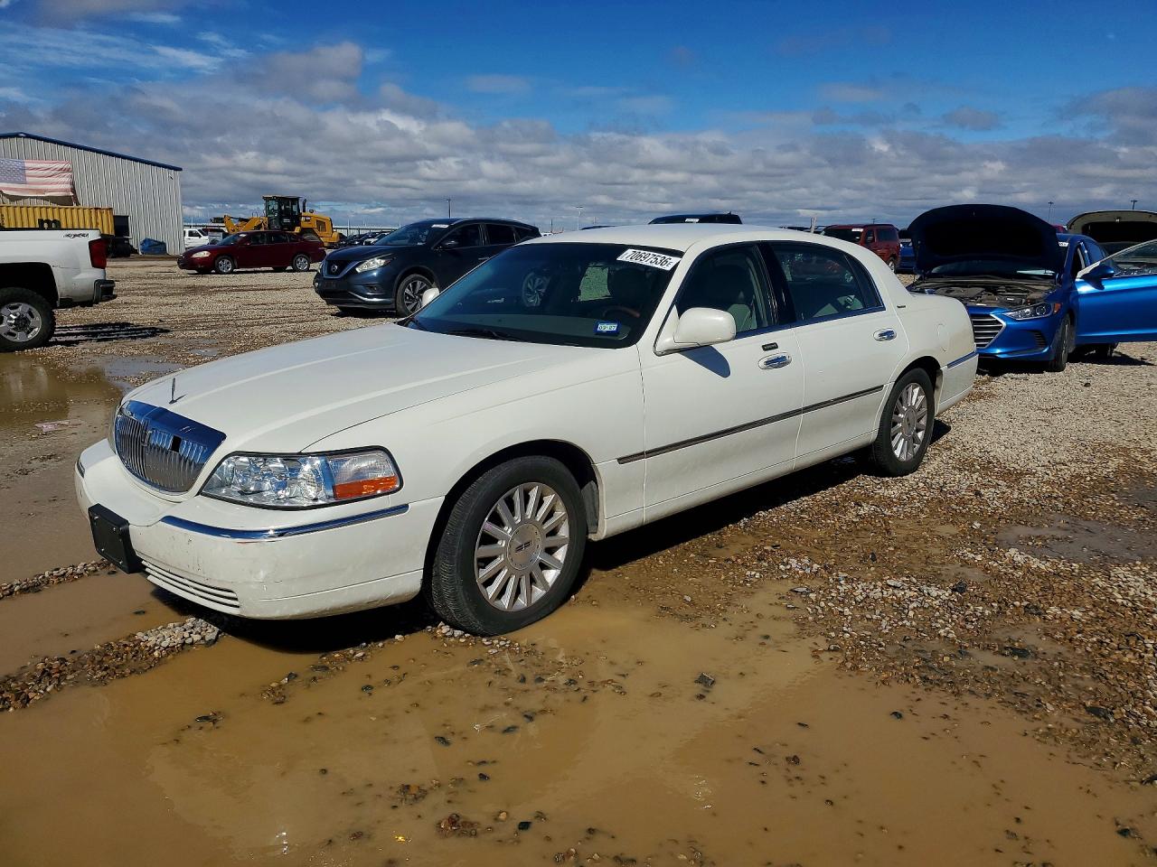 2003 LINCOLN TOWNCAR SIGNATURE | 1LNHM82WX3Y682684 | UPCARS