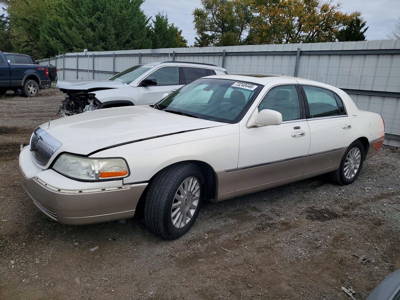 2003 LINCOLN TOWNCAR SIGNATURE | 1LNHM82W43Y643251 | UPCARS