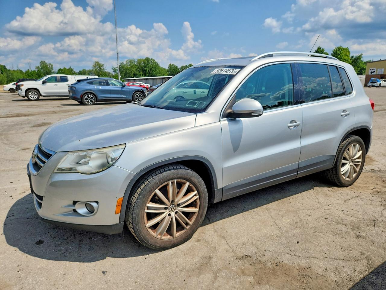 2011 VOLKSWAGEN TIGUAN S | WVGBV7AXXBW522595 | UPCARS