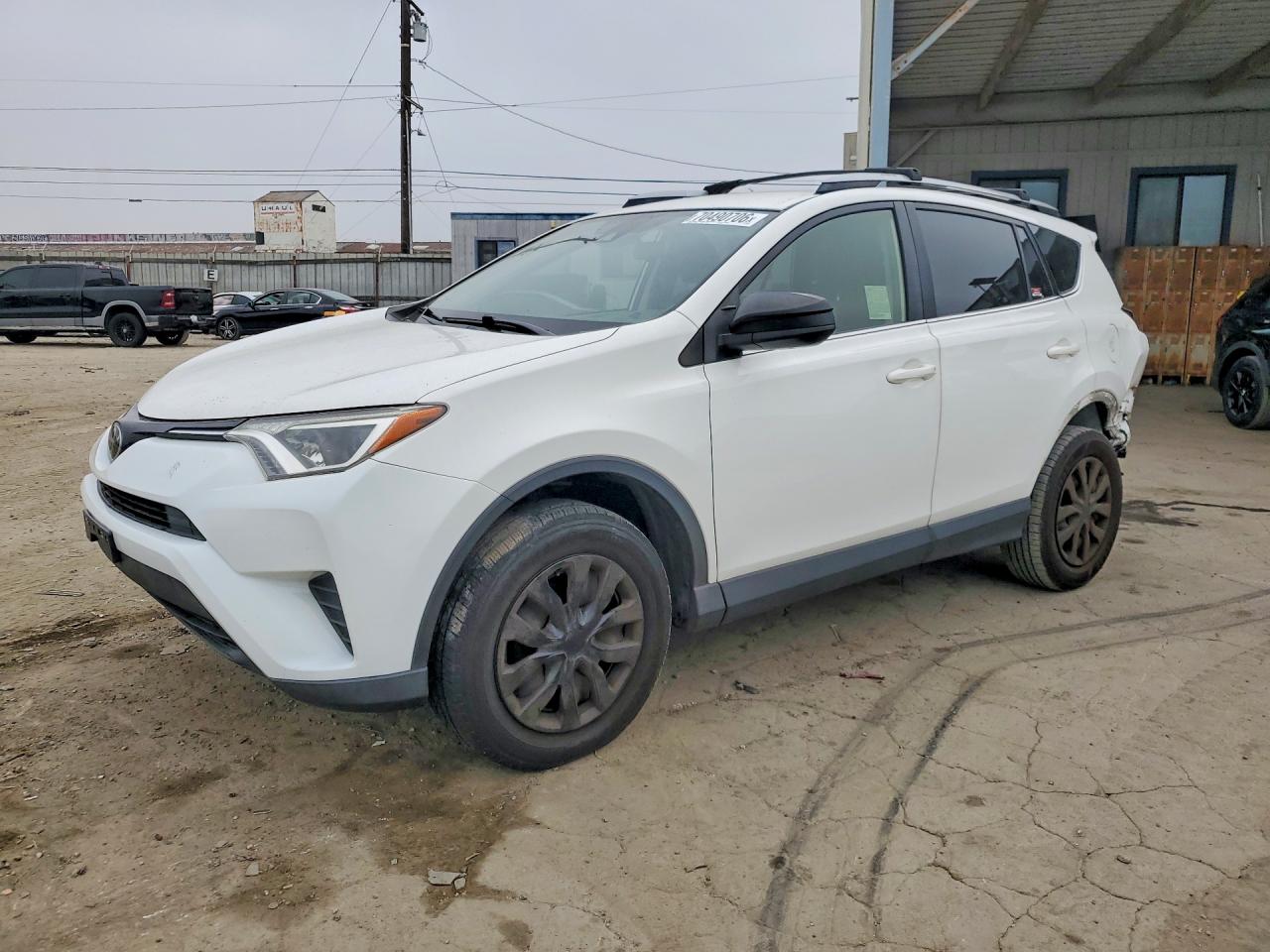 2018 TOYOTA RAV4 LE | JTMZFREV4JD128976 | UPCARS
