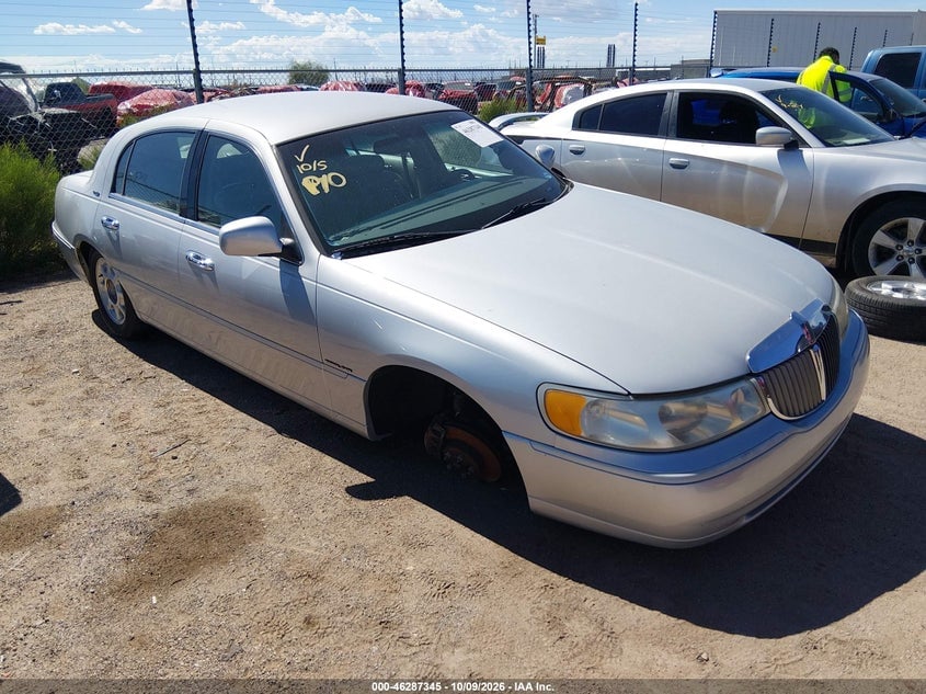 2000 LINCOLN TOWN CAR SIGNATURE | 1LNHM82W7YY935726 | UPCARS