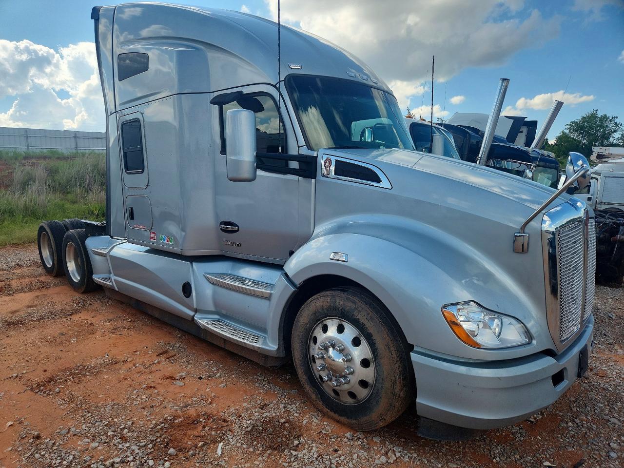 2022 KENWORTH T680 TRUCK CAB AND CHASSIS | 1XKYD49X2NJ124999 | UPCARS