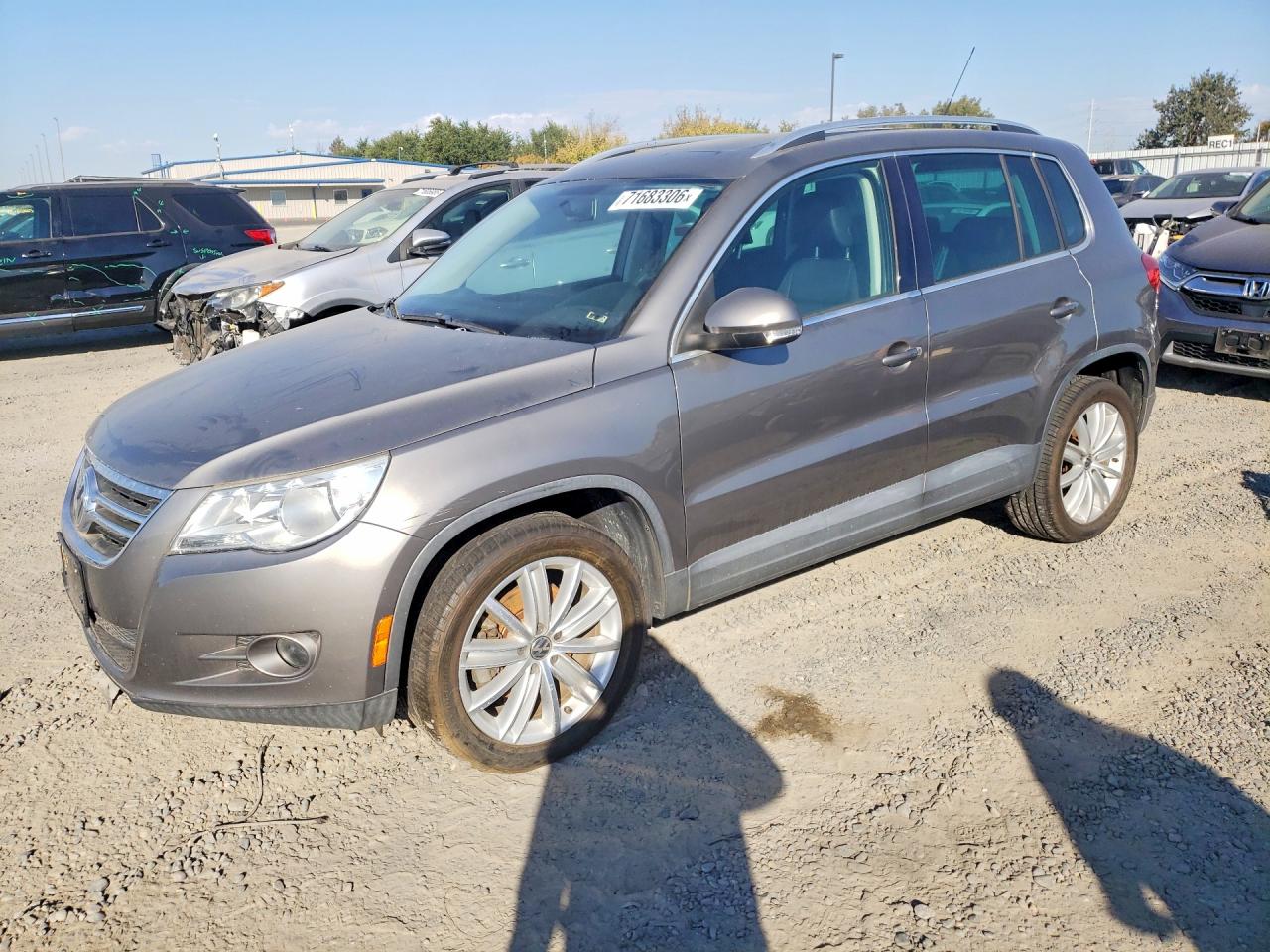 2011 VOLKSWAGEN TIGUAN S | WVGAV7AX7BW504079 | UPCARS