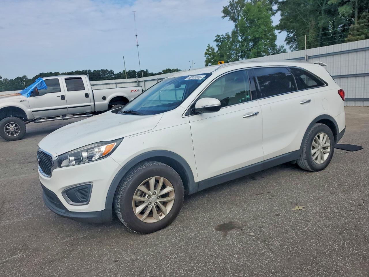 2016 KIA SORENTO LX | 5XYPG4A31GG008221 | UPCARS
