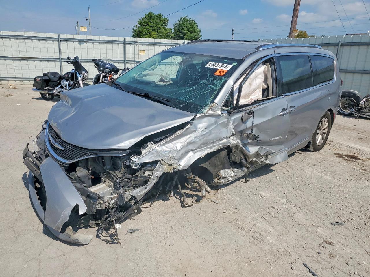 2019 CHRYSLER PACIFICA TOURING L | 2C4RC1BG4KR523478 | UPCARS