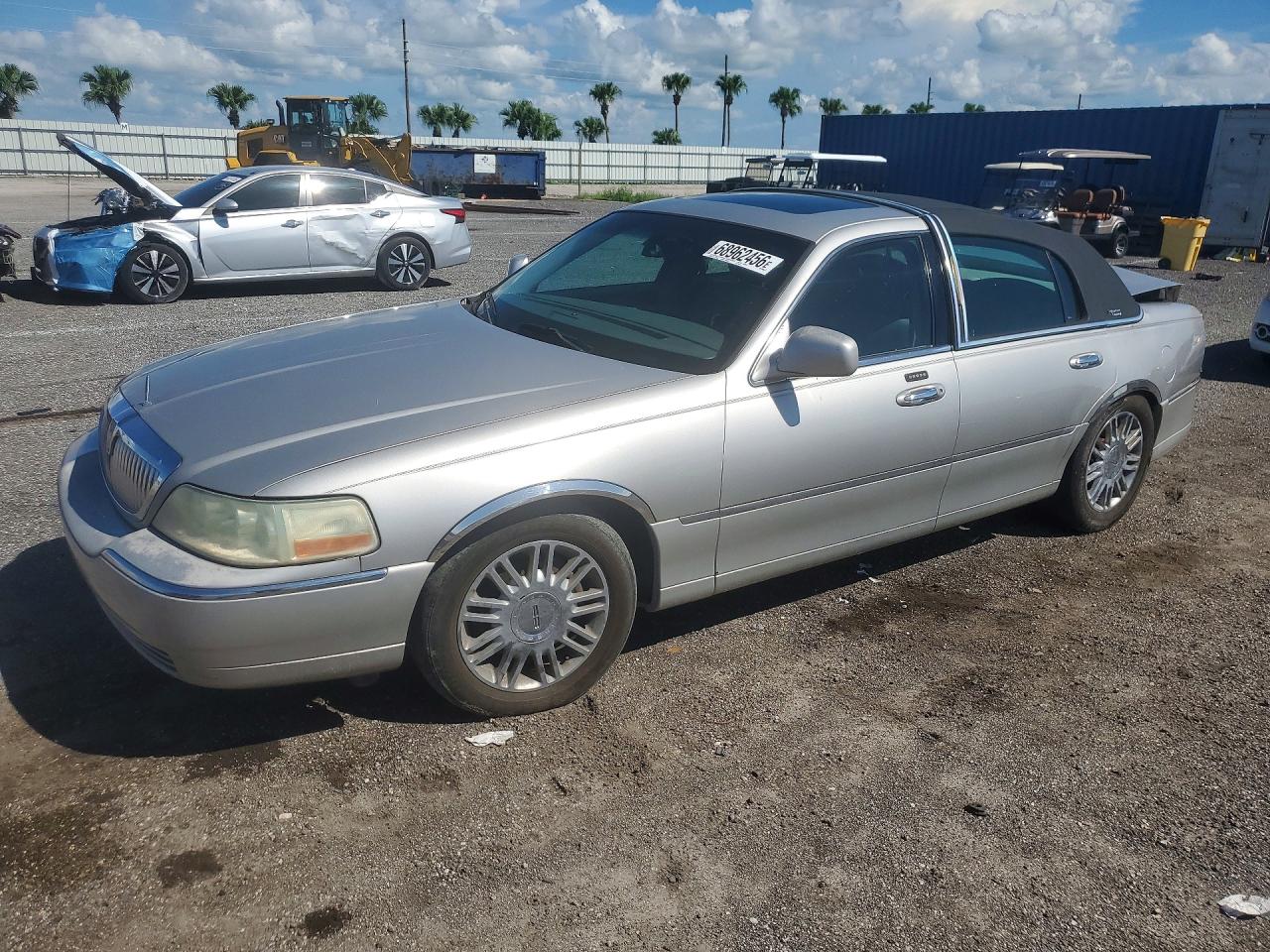 2007 LINCOLN TOWNCAR SIGNATURE LIMITED | 1LNHM82WX7Y607716 | UPCARS