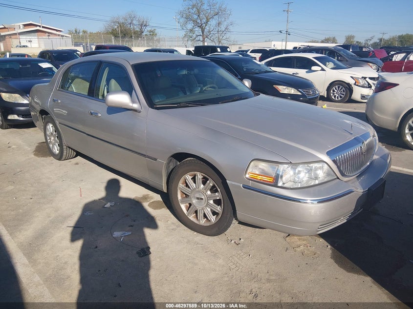 2009 LINCOLN TOWN CAR SIGNATURE LIMITED | 2LNHM82V39X602335 | UPCARS