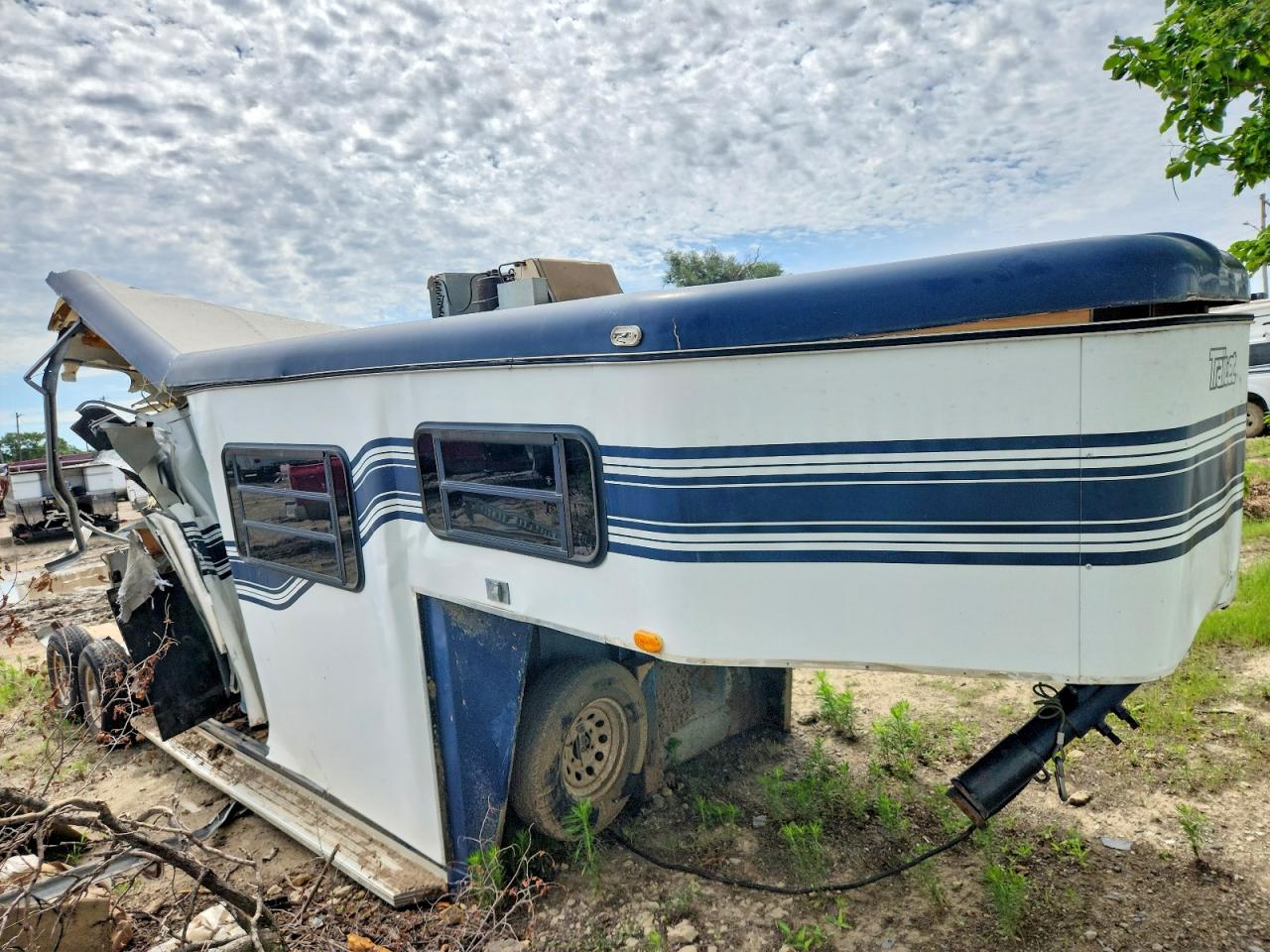 1999 TRANSPORT TRAILERS TRAIL-ET HORSE TRAILER | 11UJS2824X1016152 | UPCARS