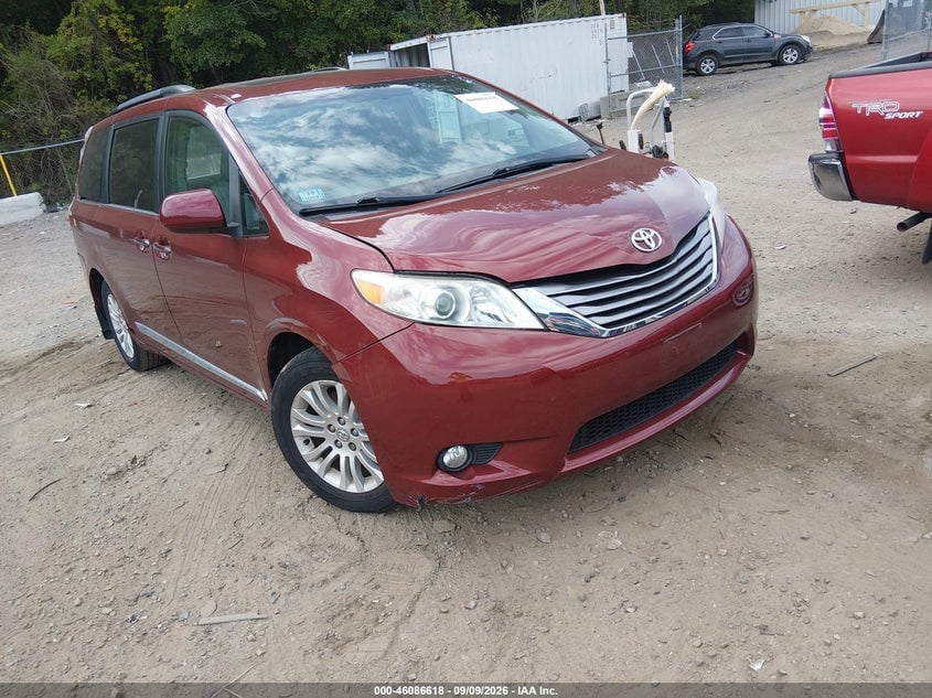 2017 TOYOTA SIENNA XLE 8 PASSENGER | 5TDYZ3DC1HS818733 | UPCARS