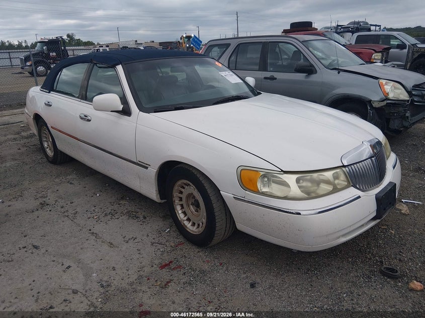 1998 LINCOLN TOWN CAR EXECUTIVE | 1LNFM81W8WY657036 | UPCARS