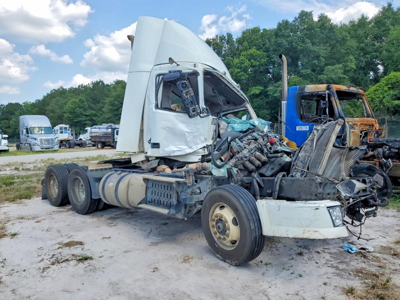 2013 VOLVO VN SEMI TRUCK | 4V4NC9EGXDN137581 | UPCARS