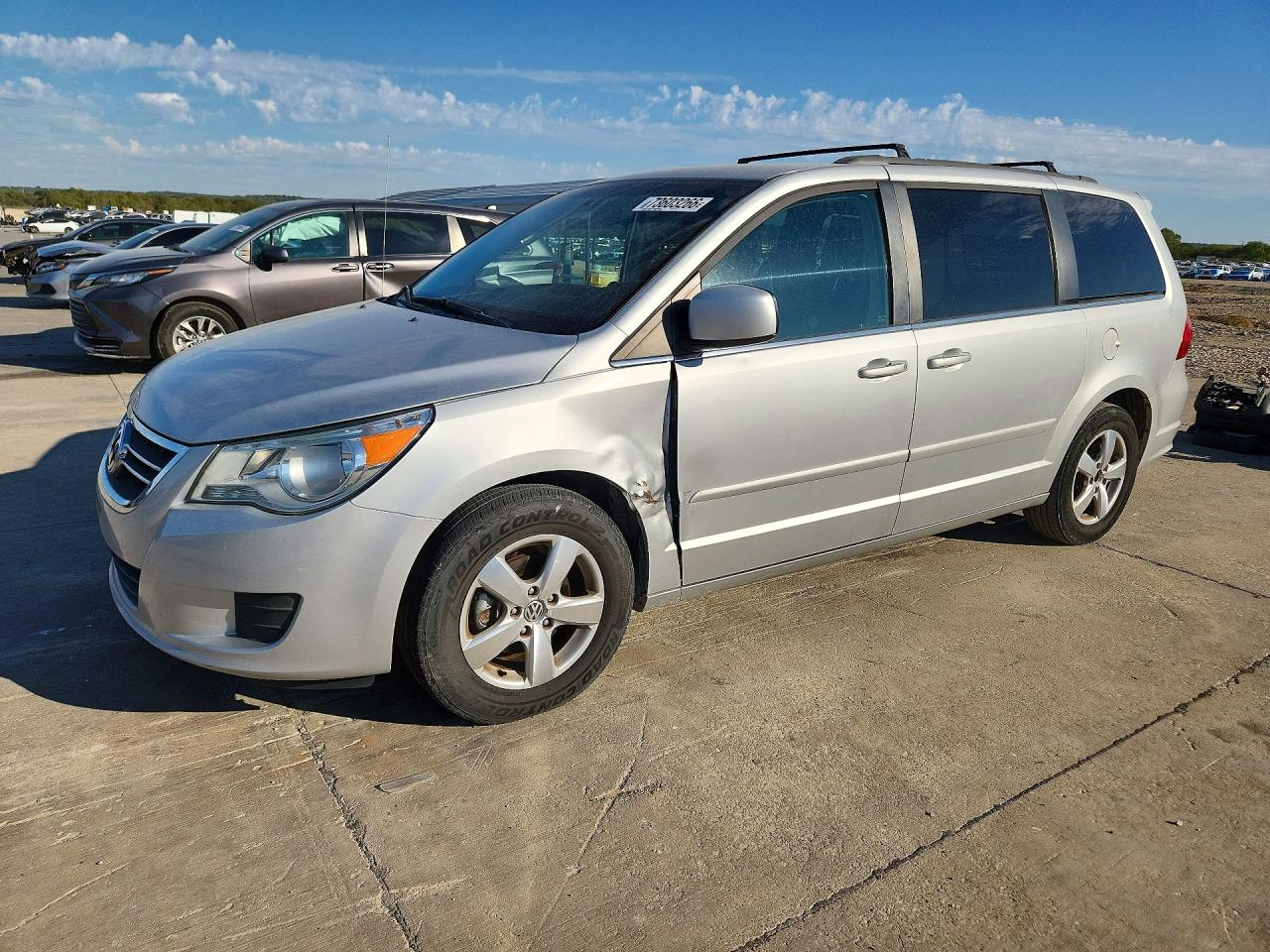 2011 VOLKSWAGEN ROUTAN SE | 2V4RW3DG9BR766502 | UPCARS
