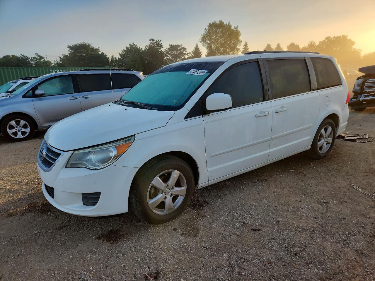 2011 VOLKSWAGEN ROUTAN SE | 2V4RW3DG2BR641969 | UPCARS