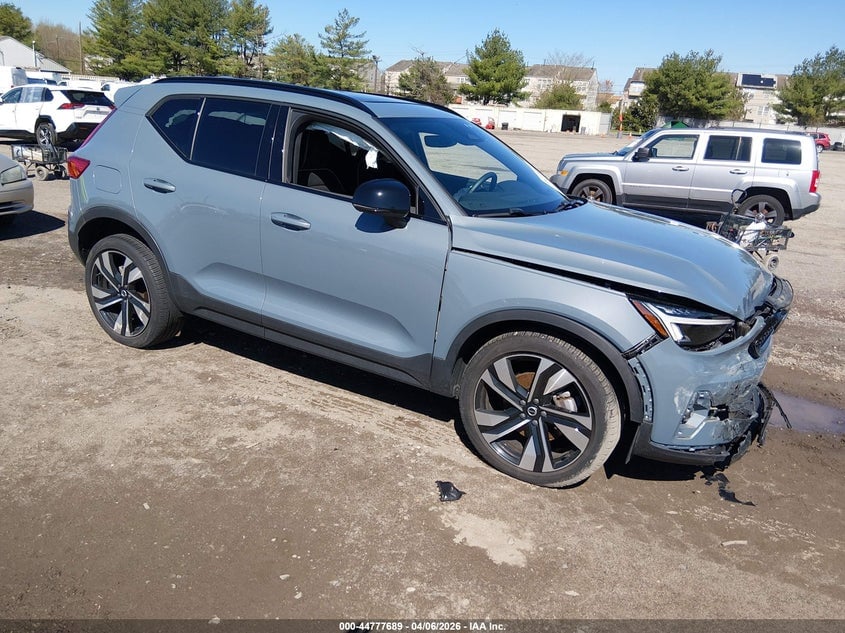 2023 VOLVO XC40 B5 PLUS DARK THEME | YV4L12UWXP2114104 | UPCARS