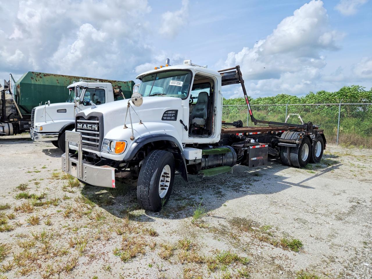 2006 MACK ALL OTHE ROLL-OFF CONTAINER TRUCK | 1M2AG11C06M052871 | UPCARS
