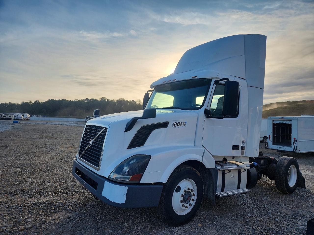 2015 VOLVO VN | 4V4N19TG5FN922781 | UPCARS
