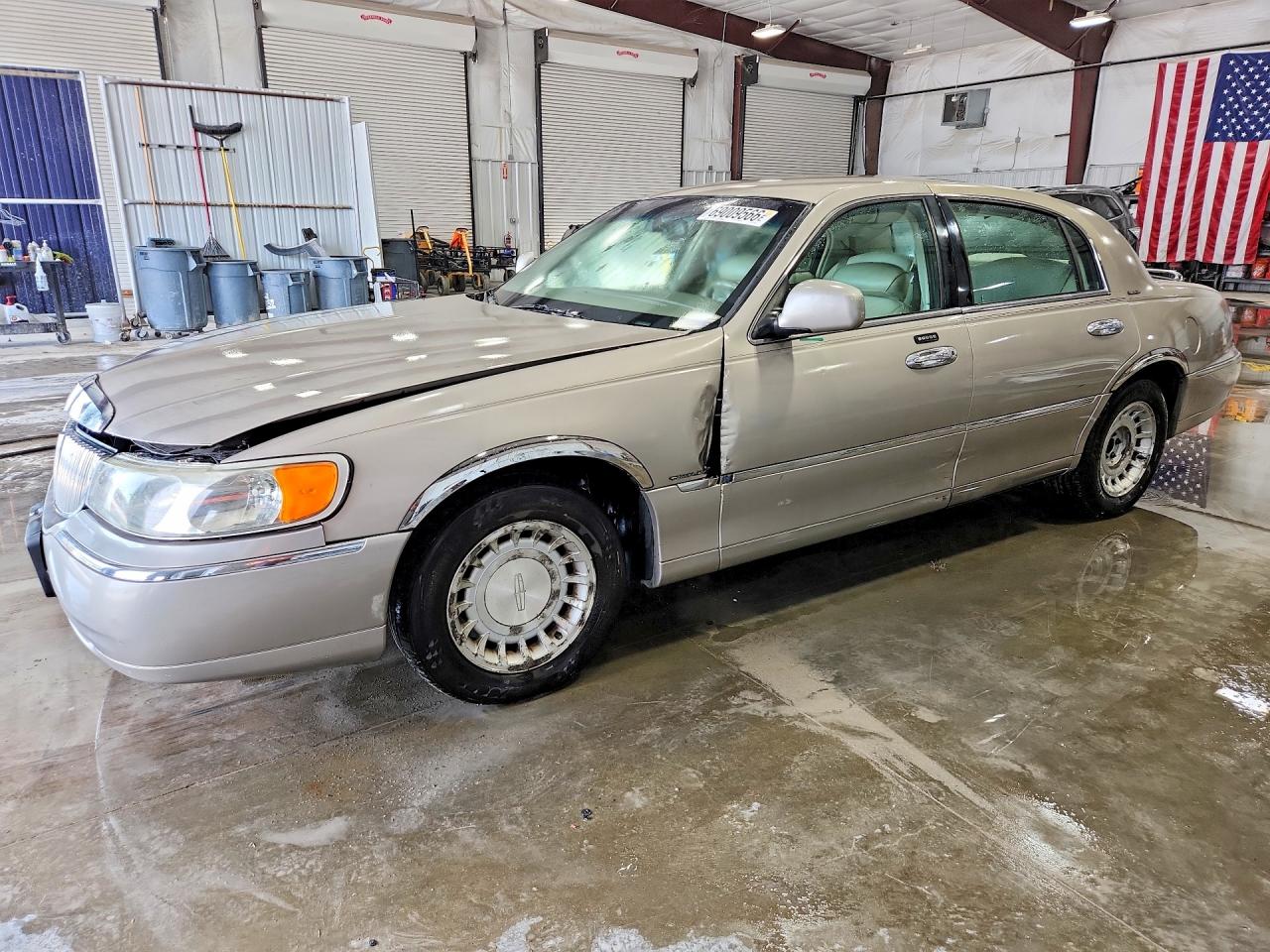 2001 LINCOLN TOWNCAR EXECUTIVE | 1LNHM81W91Y712434 | UPCARS