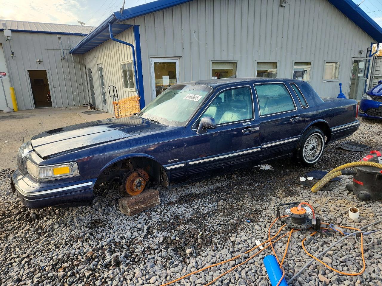 1997 LINCOLN TOWNCAR SIGNATURE | 1LNLM82W9VY689445 | UPCARS