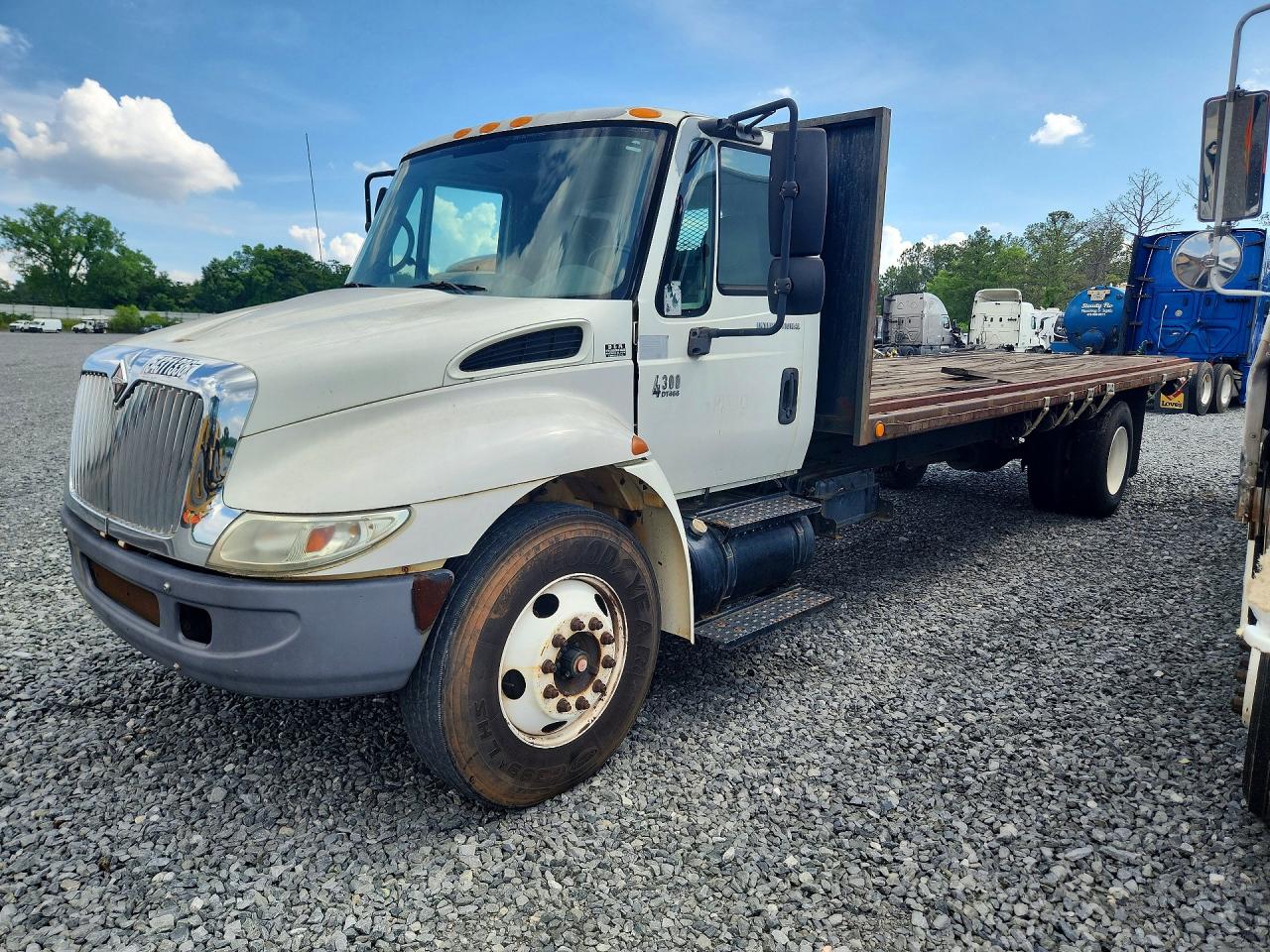 2002 INTERNATIONAL 4000 SERIE FLATBED TRUCK | 1HTMMAAP22H356898 | UPCARS