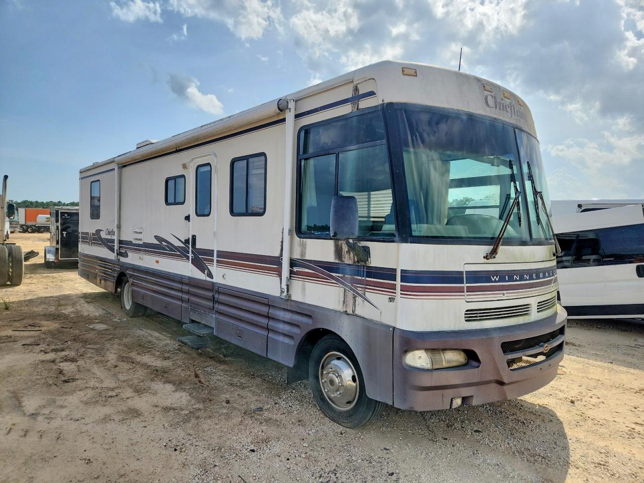 1999 WINNEBAGO CHIEFTAIN RV | 3FCNF53S2XJA14635 | UPCARS
