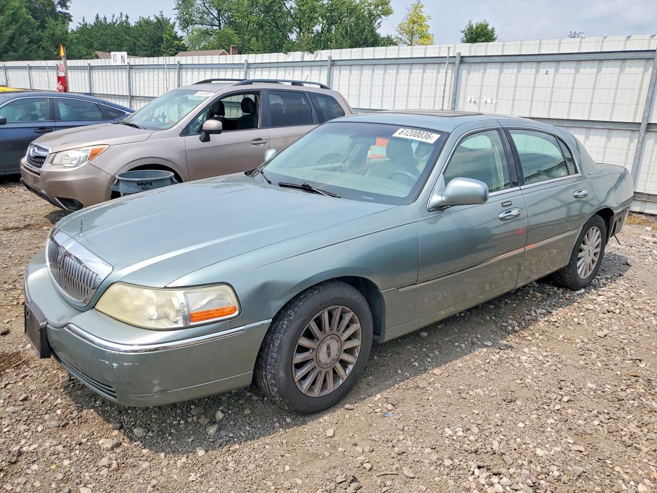 2005 LINCOLN TOWNCAR SIGNATURE | 1LNHM81W05Y606427 | UPCARS