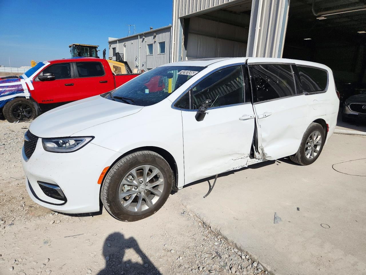 2026 CHRYSLER PACIFICA LIMITED | 2C4RC1GG8TR200268 | UPCARS