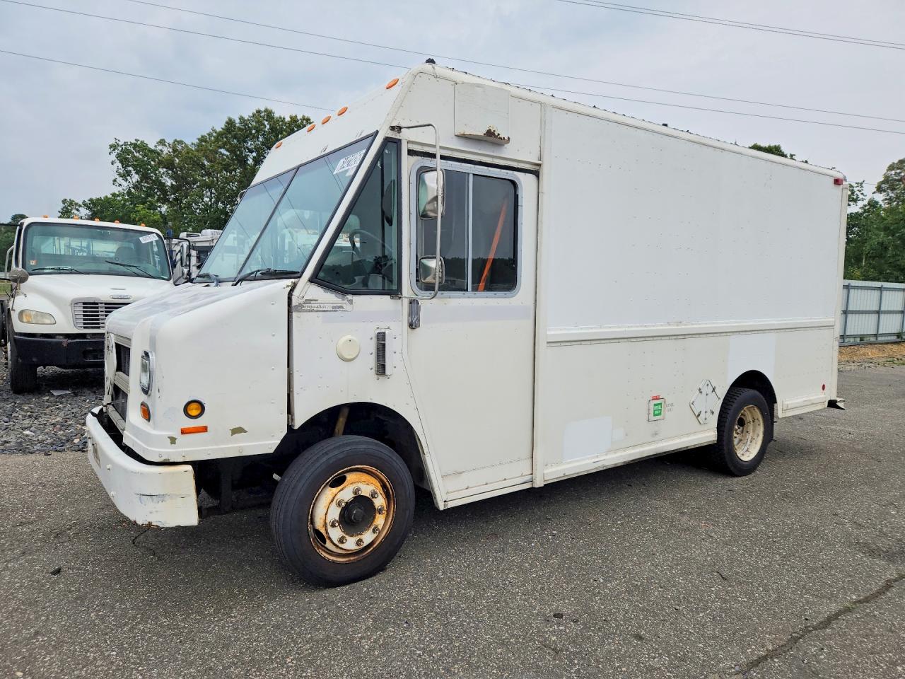 2001 FREIGHTLINER ALL OTHER DELIVERY TRUCK | 4UZAANBWX1CH52853 | UPCARS