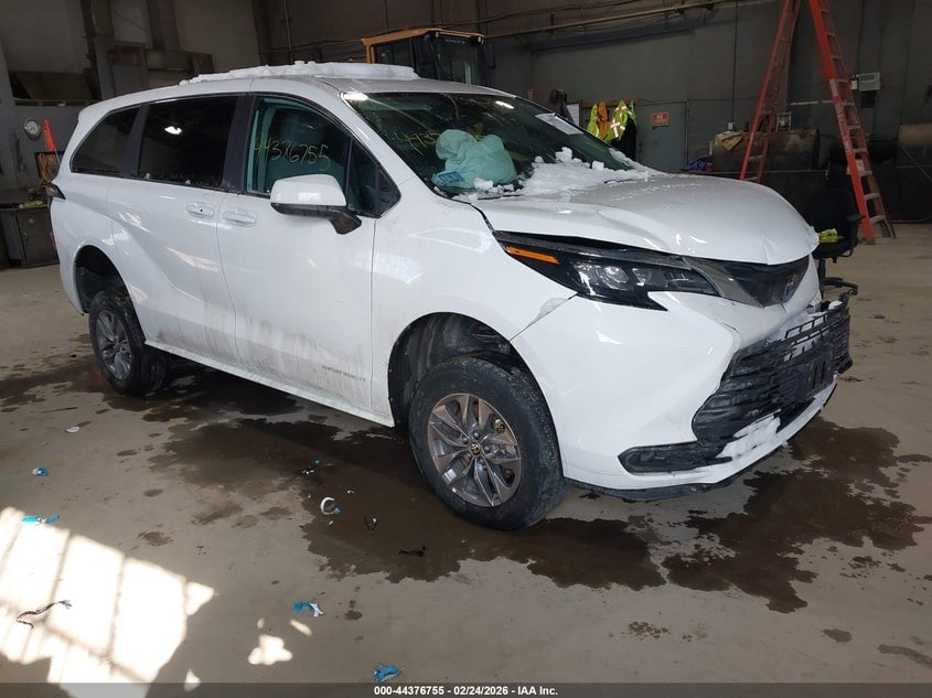 2024 TOYOTA SIENNA LE | 5TDKRKEC7RS190791 | UPCARS