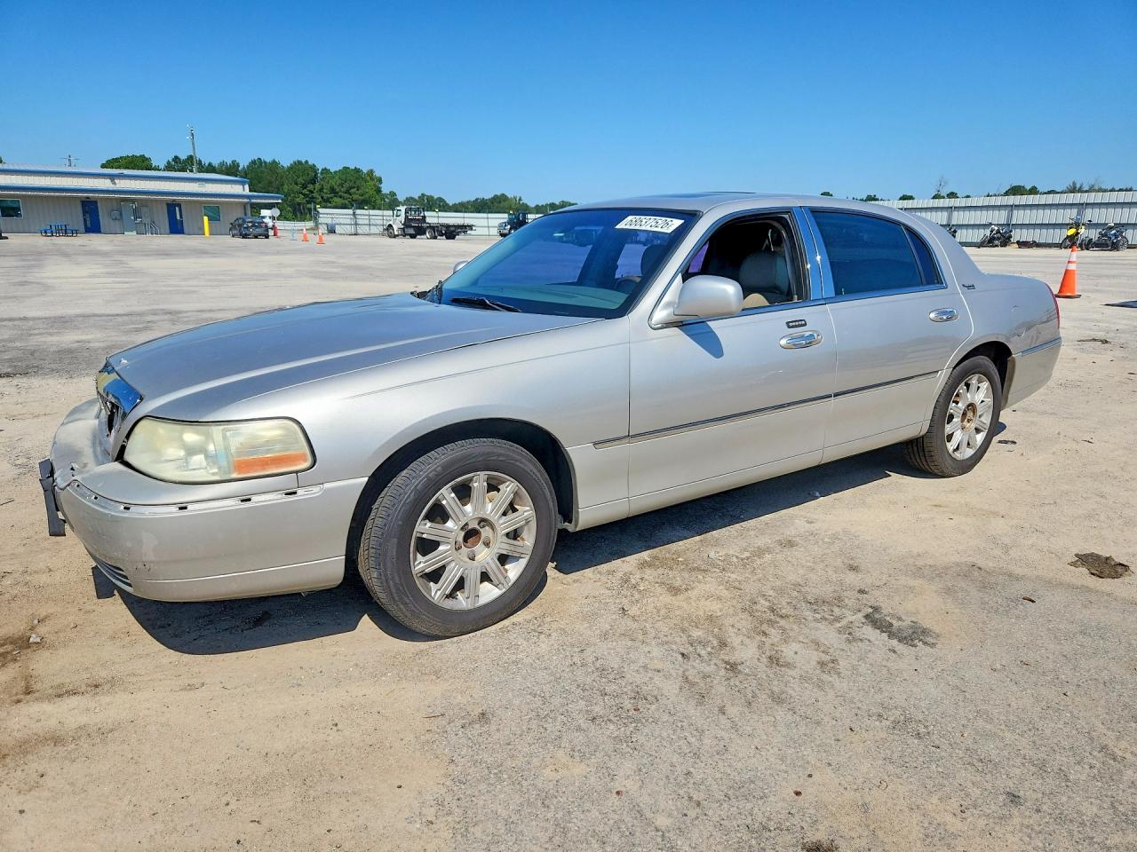 2006 LINCOLN TOWNCAR SIGNATURE LIMITED | 1LNHM82W16Y646189 | UPCARS