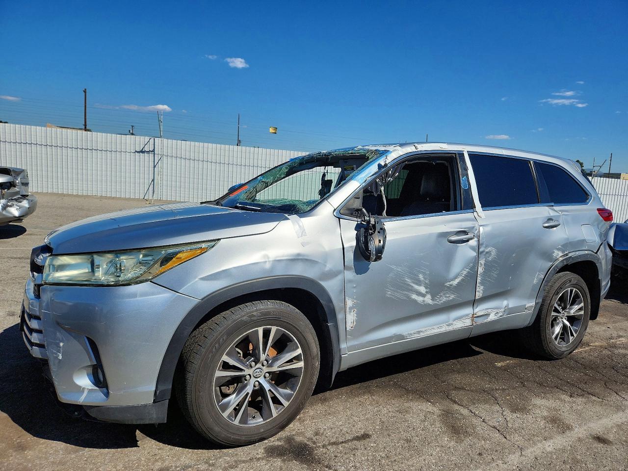 2018 TOYOTA HIGHLANDER LE PLUS | 5TDBZRFH8JS807414 | UPCARS