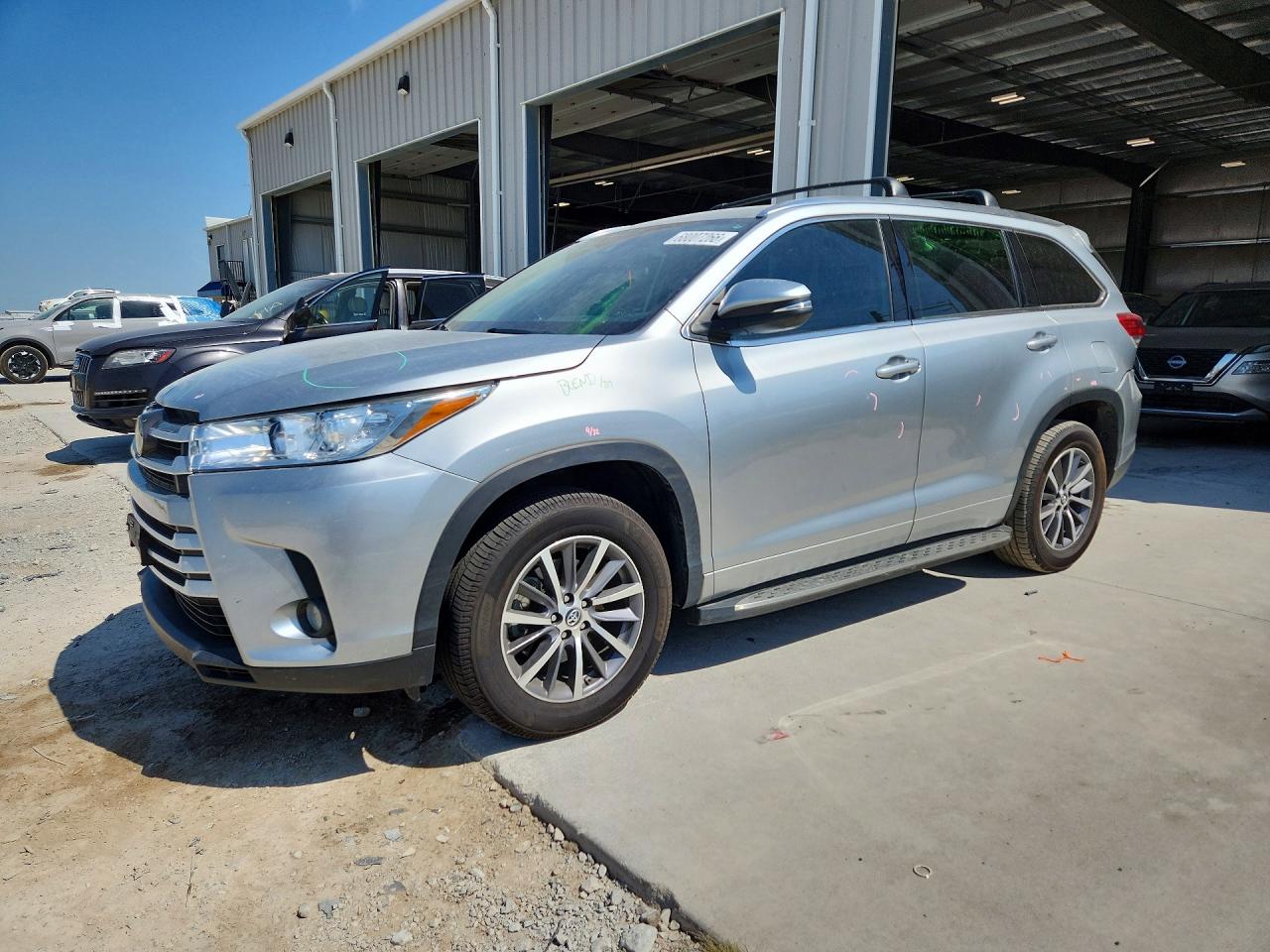 2018 TOYOTA HIGHLANDER XLE | 5TDKZRFH2JS271446 | UPCARS