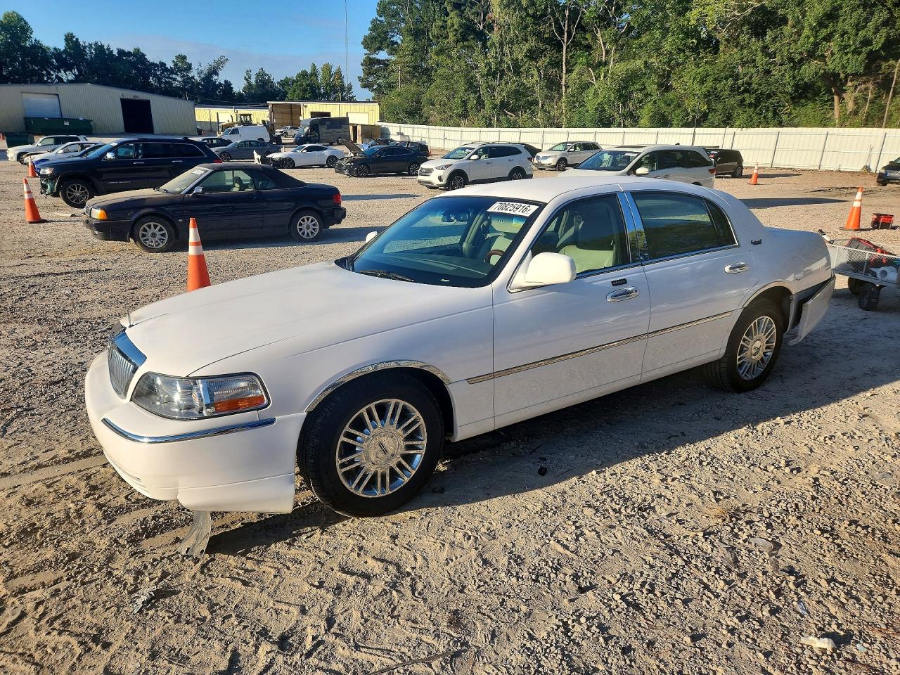 2010 LINCOLN TOWNCAR SIGNATURE LIMITED | 2LNBL8CV7AX613351 | UPCARS