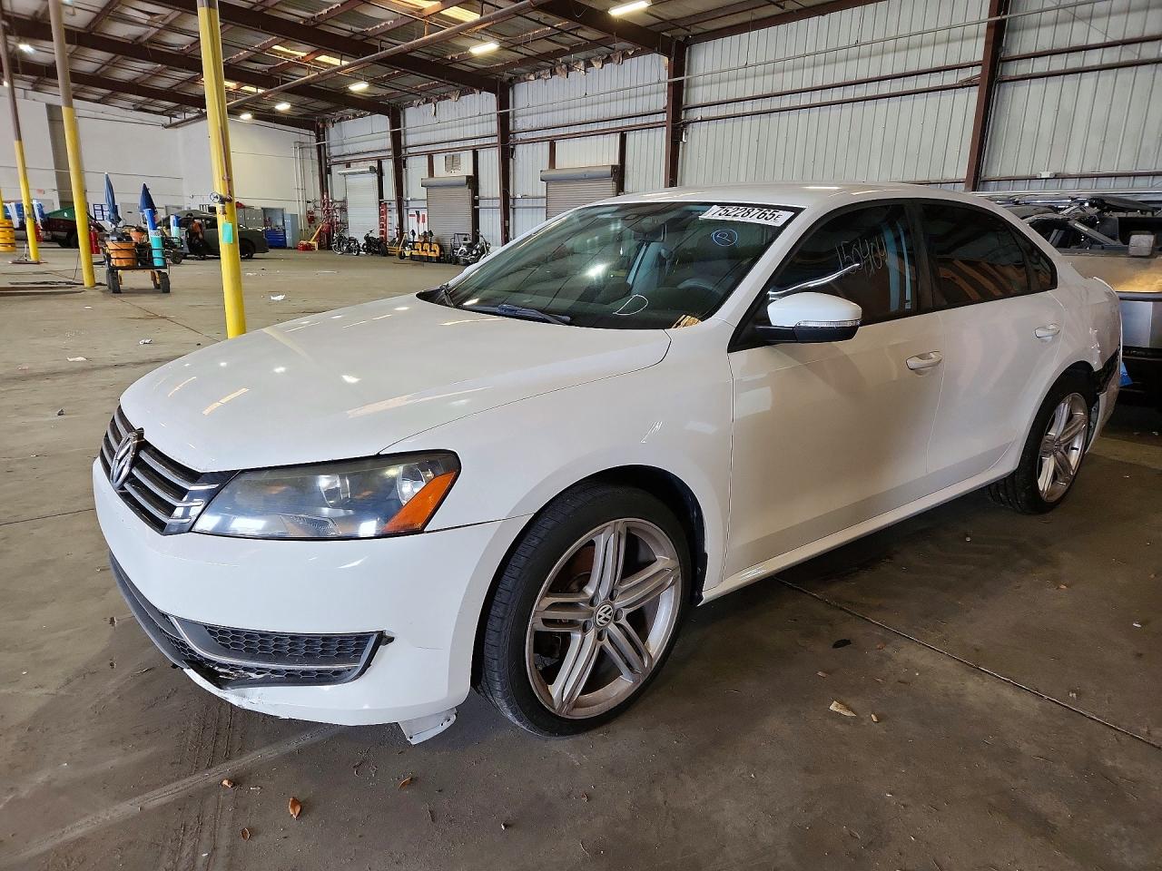 2014 VOLKSWAGEN PASSAT S | 1VWAS7A39EC084385 | UPCARS