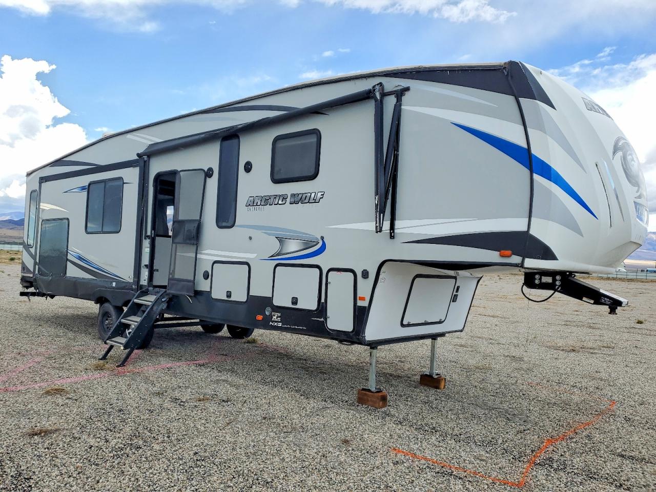 2021 FOREST RIVER ARCTICWOLF ARCTIC WOLF CAMPER | 5ZT3CK1B2M0706200 | UPCARS