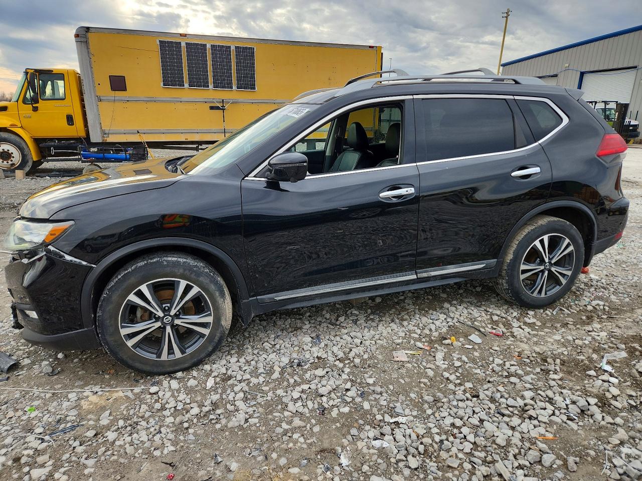 2017 NISSAN ROGUE SV | 5N1AT2MV4HC868098 | UPCARS