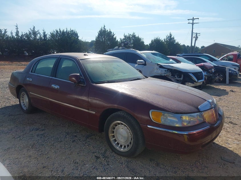 2001 LINCOLN TOWN CAR EXECUTIVE | 1LNHM81W91Y724535 | UPCARS