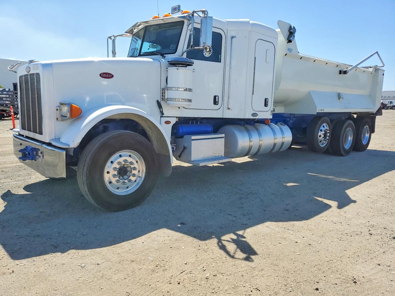 2011 PETERBILT ALL OTHER DUMP TRUCK | 1XPTD49X1BD117136 | UPCARS