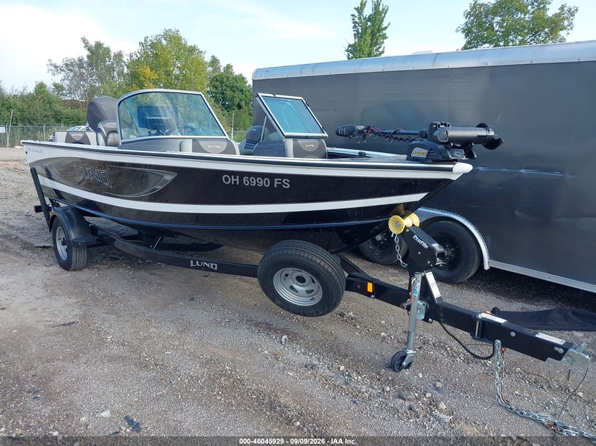 2017 LUND 1875 CROSSOVER XS BOAT AND TRAILER | 00000LBBWV669F717 | UPCARS