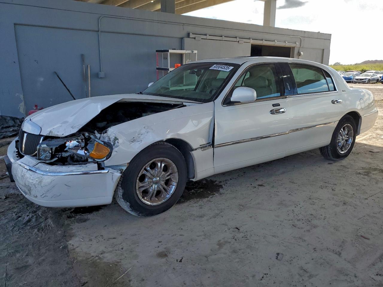 2002 LINCOLN TOWN CARTIER L | 1LNHM85W92Y636340 | UPCARS