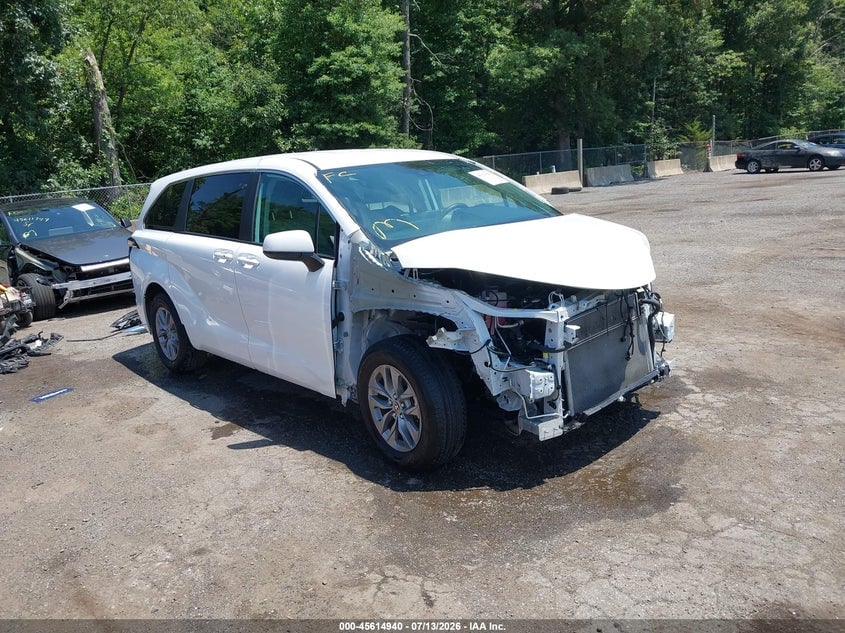 2024 TOYOTA SIENNA LE | 5TDKRKECXRS207261 | UPCARS