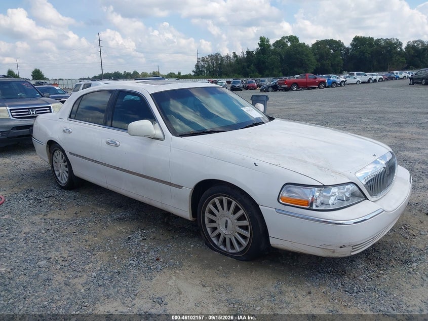 2003 LINCOLN TOWN CAR SIGNATURE | 1LNHM82W73Y611586 | UPCARS