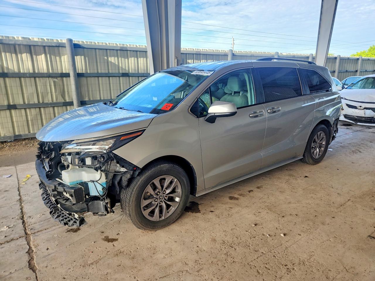 2024 TOYOTA SIENNA LE | 5TDKRKEC3RS186740 | UPCARS