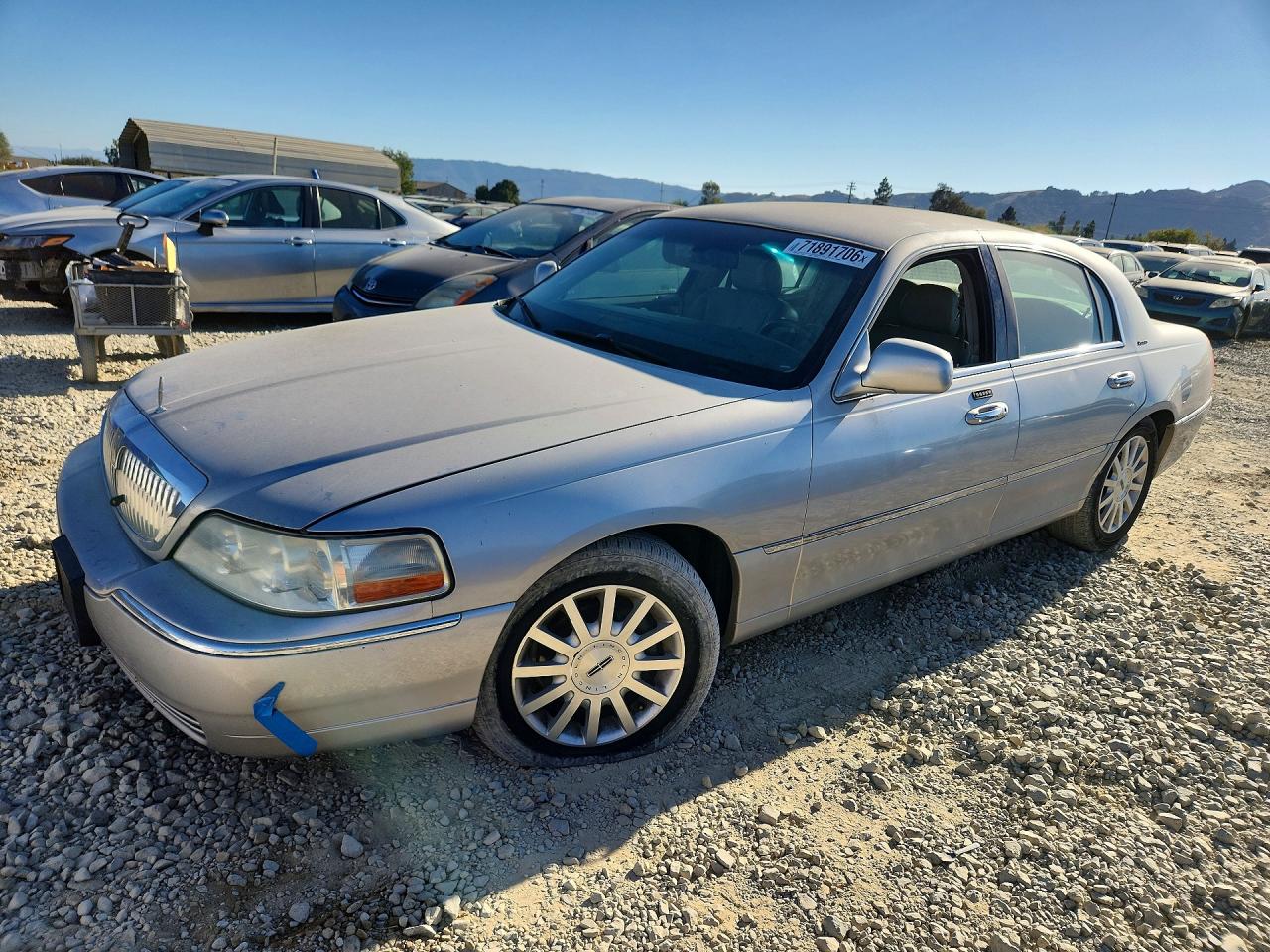 2007 LINCOLN TOWNCAR SIGNATURE | 1LNHM81W17Y620971 | UPCARS